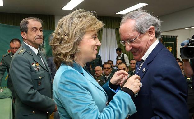 La delegada del Gobierno en Castilla y León, María José Salgueiro, impone la medalla a Trebolle.