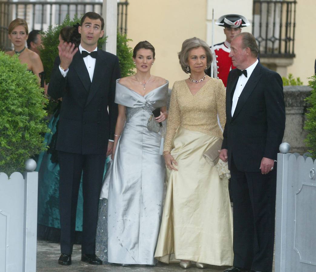 21.05.04 En la cena de gala con motivo de su boda con el Príncipe Felipe que los Reyes de España ofrecieron en Palacio del Pardo en Madrid. 