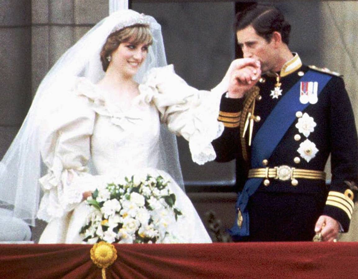 El Príncipe Carlos de Inglaterra y Diana Spencer saludan desde el balcón de Buckingham Palace el día de su boda, en 1981.