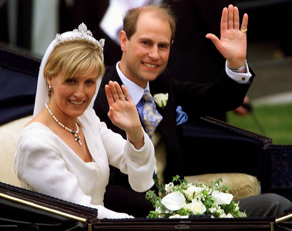 19.06.99 El príncipe Eduardo y Sophie Rhys Jonesla contrajeron matrimonio en la capilla del castillo de Windsor.