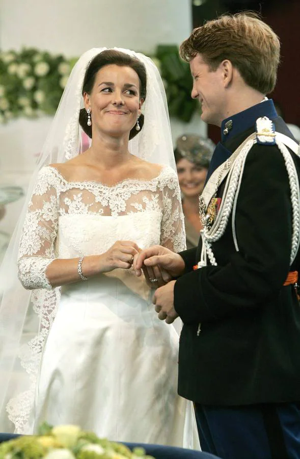 27.08.05 El príncipe Pieter-Christiaan, tercer hijo de la princesa Margarita, y Anita Theodora van Eijk, durante la ceremonia de su boda en la iglesia de St. Jeroenskerk en Noordwijk (Holanda).