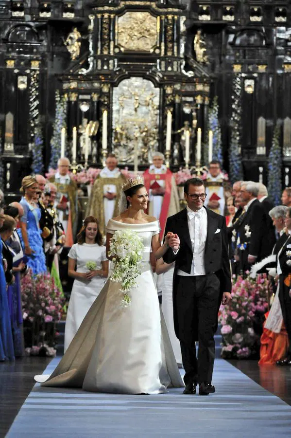 19.06.10 La princesa heredera Victoria de Suecia y el príncipe Daniel, duque de Västergötland, abandonan la catedral de San Nicolás tras contraer matrimonio.