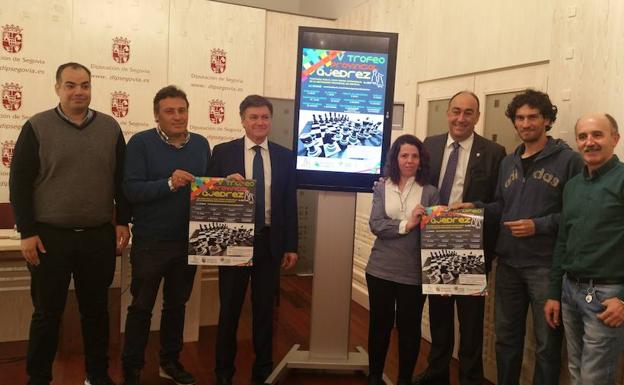 Autridades y organizadores posan antes de la presentación del trofeo.