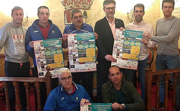 Asistentes al acto de presentación de este campus.