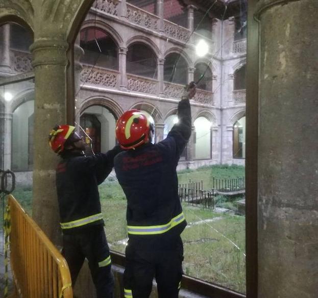 Los bomberos retiran los cristales rotos el pasado 11 de mayo. 