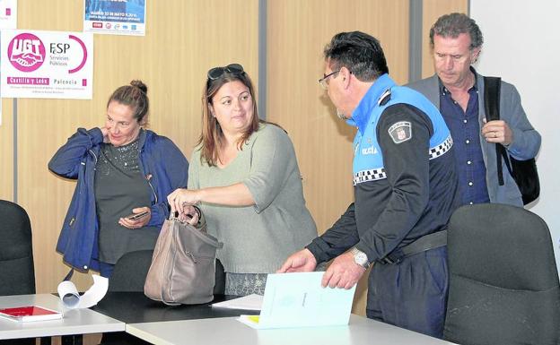 El inspector jefe Cisneros, con los representantes sindicales.