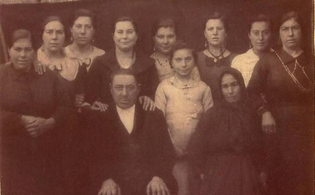 El matrimonio de José Oliva y Dolores García con sus nueve hijas.