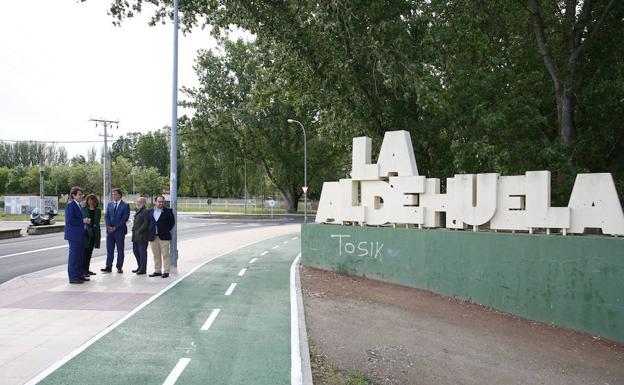 Las autoridades municipales, durante su visita de ayer.