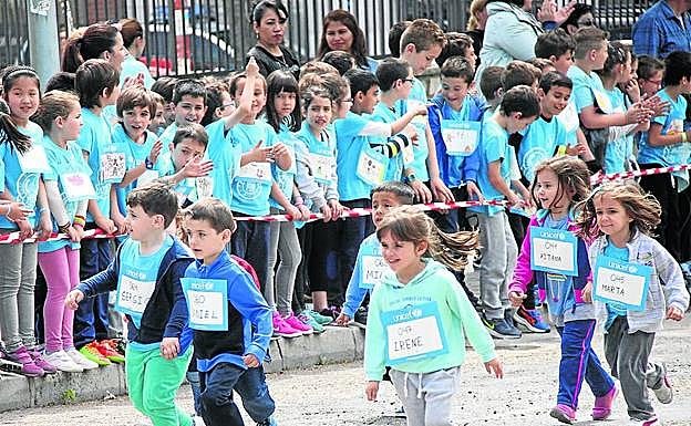 Los alumnos de Infantil fueron los primeros en completar el recorrido. 