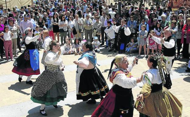 El grupo de danza 'Aires Palentinos' anima la Feria del Pan en Grijota. 