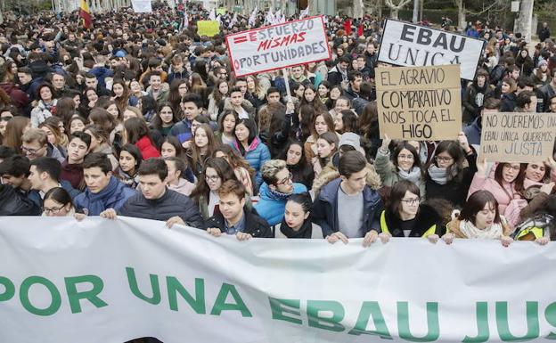 Manifestacion de los estudiantes de bachillerato en Valladolid por una EBAU única.