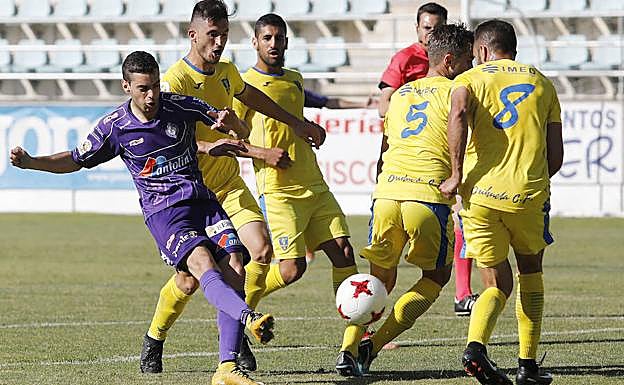 Un momento del partido entre el Palencia Cristo y el Orihuela. 