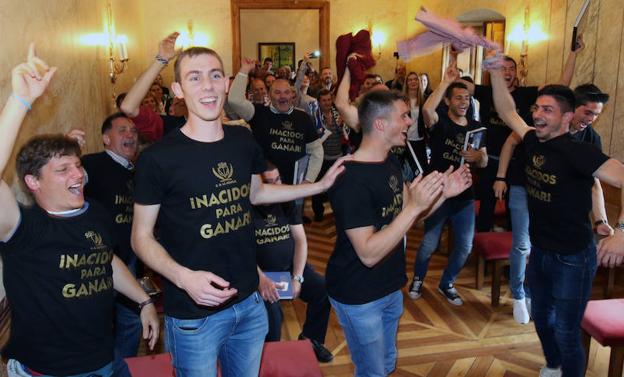 Los jugadores del conjunto granjeño celebran su ascenso en el Ayuntamiento del Real Sitio.