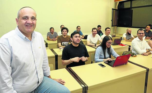 El catedrático Nicolás Rodríguez, junto a los alumnos que están cursando el máster en estos momentos. 