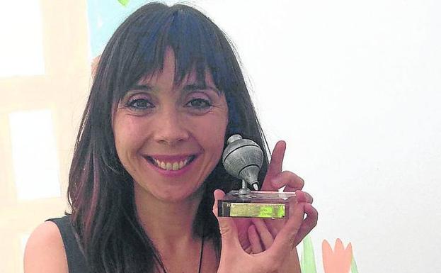 Noa Ladrón, directora del colegio San Gil, con una peonza de los premios Edublogs obtenida anteriormente. 