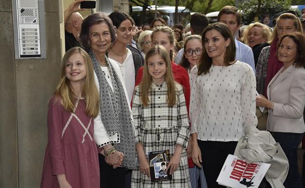 Letizia con sus hijas, la reina Doña Sofía, Paloma Rocasolano y las hijas de la infanta Elena y Cristina. 