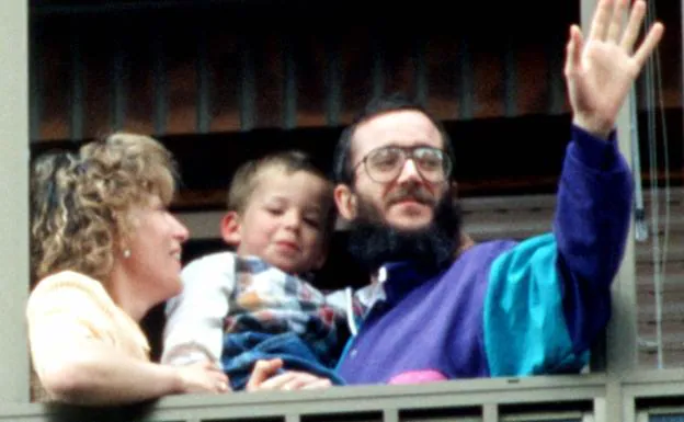 José Antonio Ortega Lara, junto a su esposa, Domitila, y su hijo Daniel, saluda desde el balcón de su casa tras su liberación.