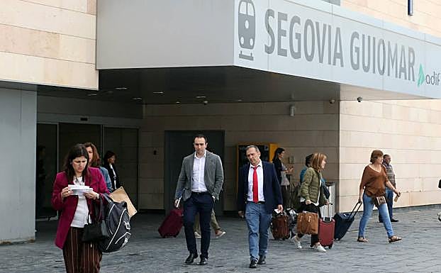 Normalidad entre los pasajeros en la estación de Segovia, ayer, poco después del incidente.