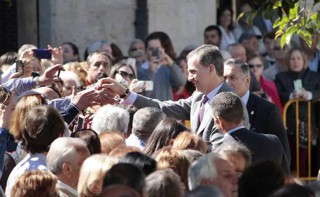 El Rey saluda a los palentinos, el 1 de junio de 2016, en la plaza de la Inmaculada. 