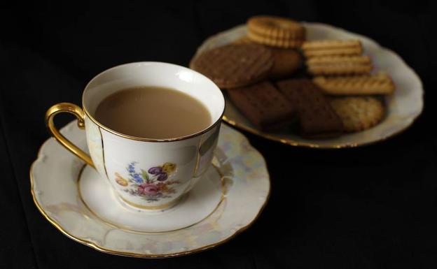 Taza de té con pastas. 