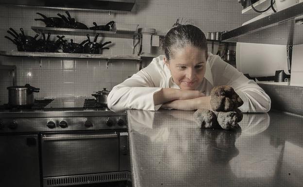 La cocinera Elena Lucas del restaurante La Lobita, situado en Navaleno (Soria). 