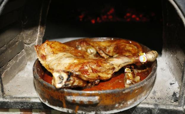 Lechazo con la vitola de la IGP Lechazo de Castilla y León. 
