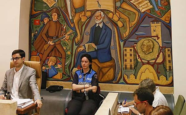 Efigie de Franco en el salón de plenos del Ayuntamiento, a la derecha de la imagen.