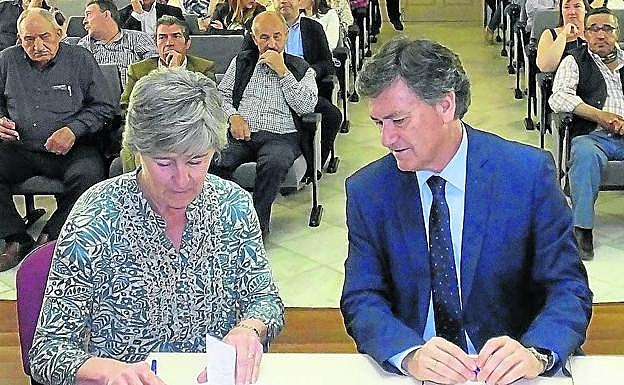 La alcaldesa de Prádena rubrica el convenio delante del presidente de la Diputación, ayer. 