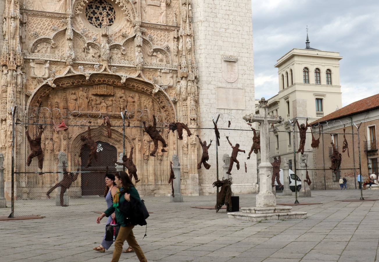 La instalación del escultor vallisoletano Eduardo Cuadrado permanecerá frente a la fachada de la iglesia hasta el domingo, dentro de la programación del TAC