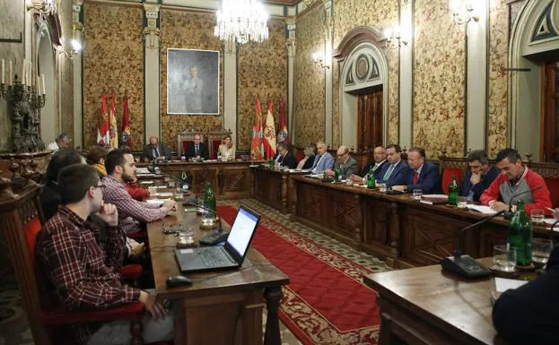 Sesión extraordinaria celebrada en la mañana de ayer en la Diputación de Salamanca para tratar dos cuestiones. 