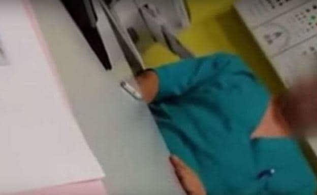 Imagen del vídeo grabado por la propia paciente y que colgó en la redes sociales.