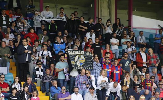 Aficionados del Popblense el pasado domingo en el estadio Helmántico rodeados de seguidores del Salmantino