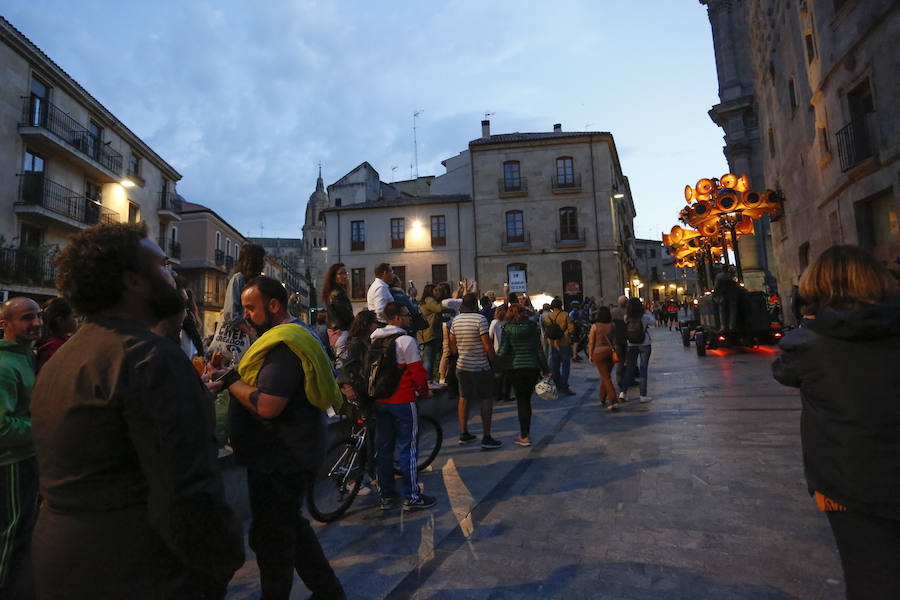 Las sirenas de Mécanique Vivante ponen en marcha el 'Viaje del tiempo' del festival salmantino