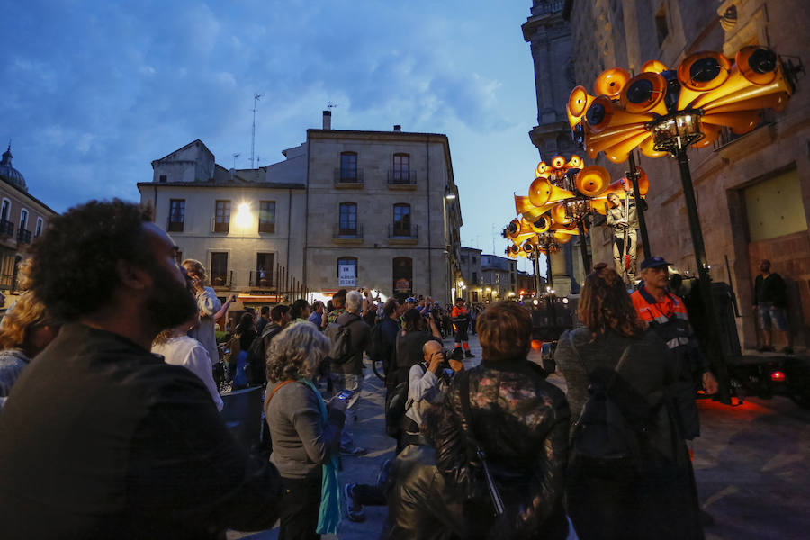 Las sirenas de Mécanique Vivante ponen en marcha el 'Viaje del tiempo' del festival salmantino