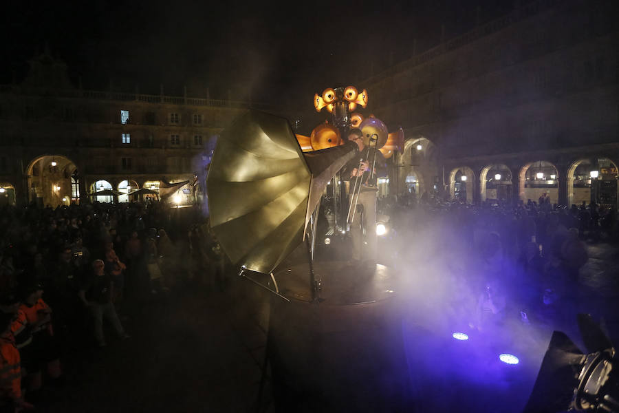 Las sirenas de Mécanique Vivante ponen en marcha el 'Viaje del tiempo' del festival salmantino