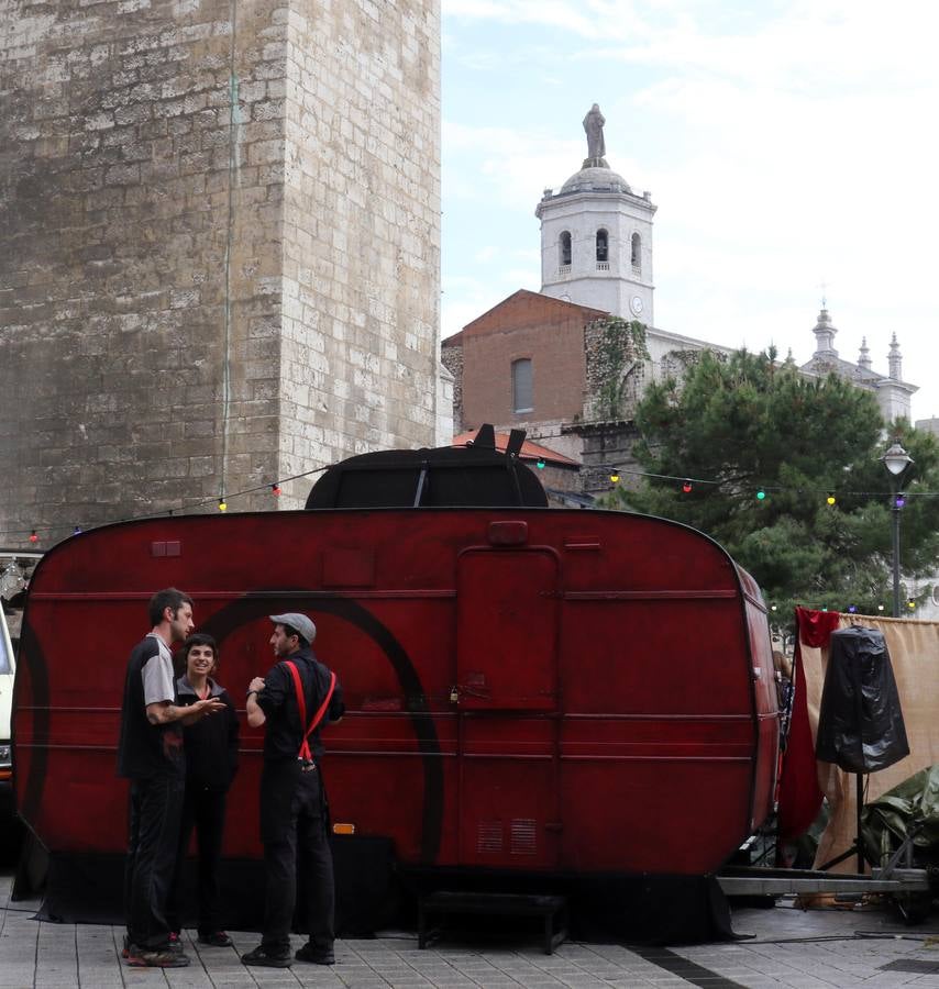 56 compañías desfilarán desde hoy y hasta el próximo domingo con actuaciones que van desde el mero espectáculo de entretenimiento hasta la denuncia de temas tan profundos como la emigración, la lucha de clases...