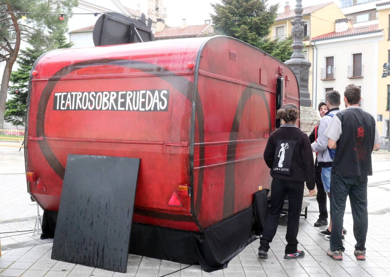 56 compañías desfilarán desde hoy y hasta el próximo domingo con actuaciones que van desde el mero espectáculo de entretenimiento hasta la denuncia de temas tan profundos como la emigración, la lucha de clases...