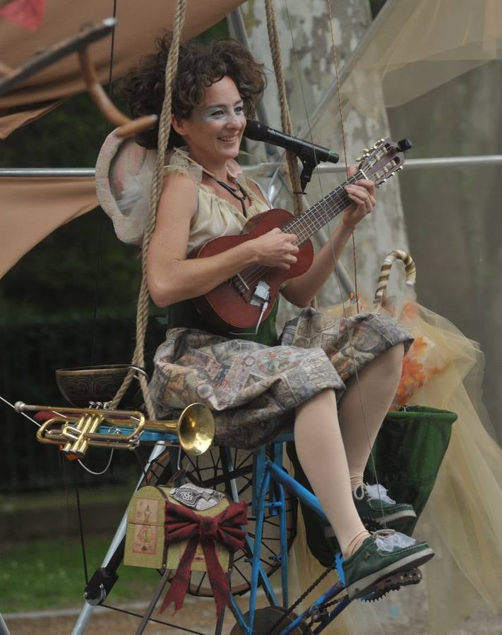 56 compañías desfilarán desde hoy y hasta el próximo domingo con actuaciones que van desde el mero espectáculo de entretenimiento hasta la denuncia de temas tan profundos como la emigración, la lucha de clases...