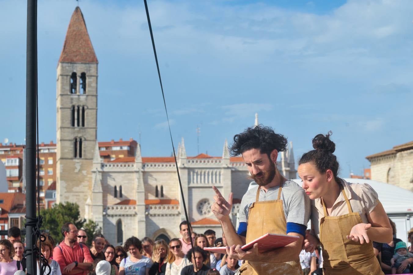 56 compañías desfilarán desde hoy y hasta el próximo domingo con actuaciones que van desde el mero espectáculo de entretenimiento hasta la denuncia de temas tan profundos como la emigración, la lucha de clases...