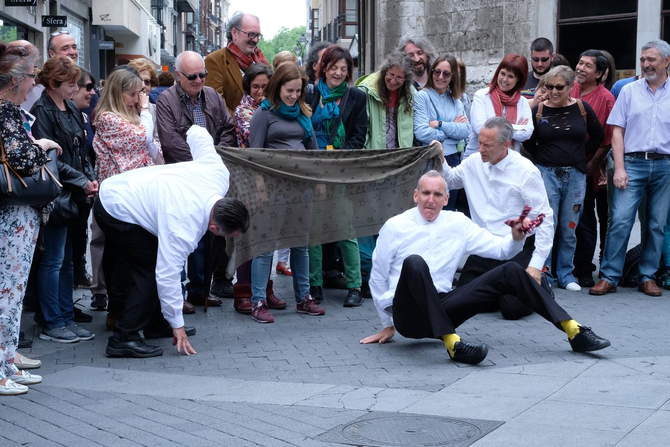56 compañías desfilarán desde hoy y hasta el próximo domingo con actuaciones que van desde el mero espectáculo de entretenimiento hasta la denuncia de temas tan profundos como la emigración, la lucha de clases...