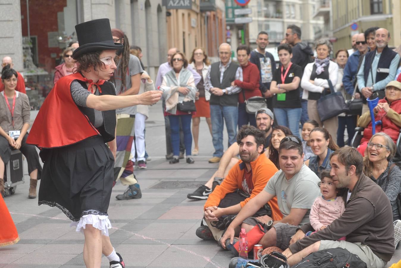 56 compañías desfilarán desde hoy y hasta el próximo domingo con actuaciones que van desde el mero espectáculo de entretenimiento hasta la denuncia de temas tan profundos como la emigración, la lucha de clases...