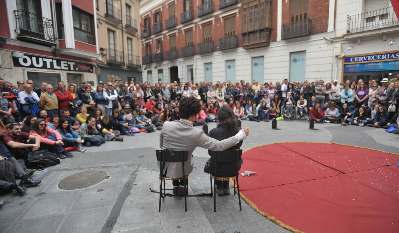 56 compañías desfilarán desde hoy y hasta el próximo domingo con actuaciones que van desde el mero espectáculo de entretenimiento hasta la denuncia de temas tan profundos como la emigración, la lucha de clases...