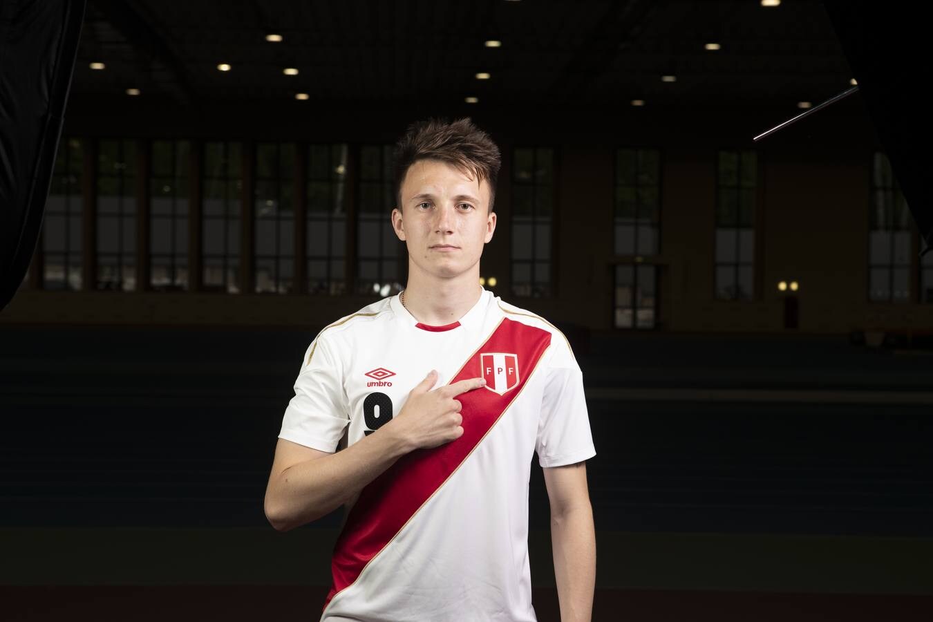 Alexander Golovin, centrocampista ruso, posa con la camiseta de Perú.
