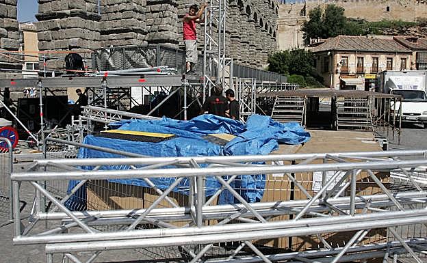 Montaje del escenario para un espectáculo junto al Acueducto. 