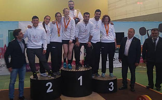 Componentes de la Universidad de Salamanca en lo alto del podio. 