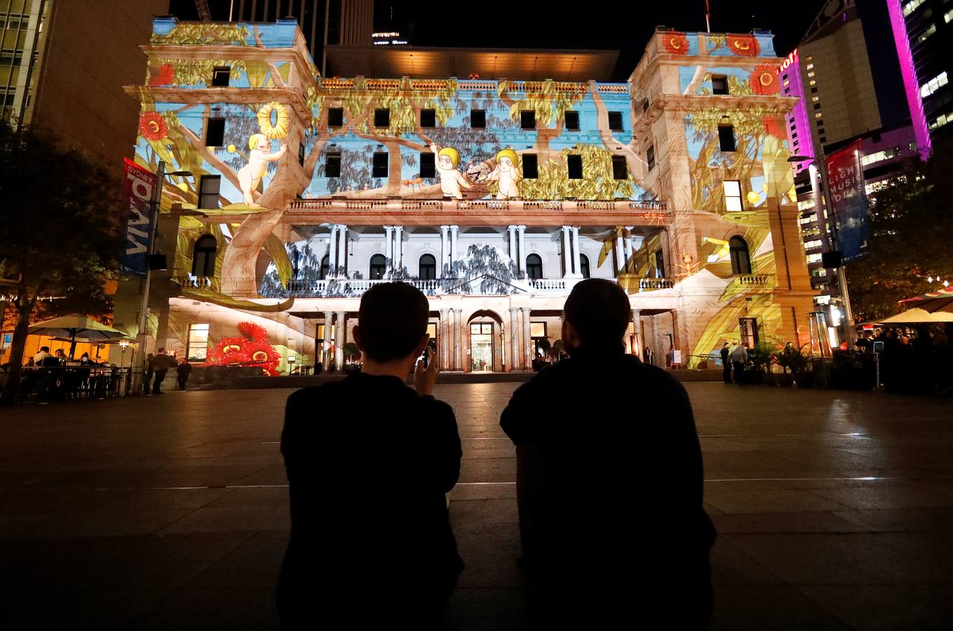 Esculturas digitales en movimiento inspiradas en la naturaleza australiana decoran la Casa de la Ópera de Sídney, en la inauguración del décimo Festival Vivid de luces, música e ideas