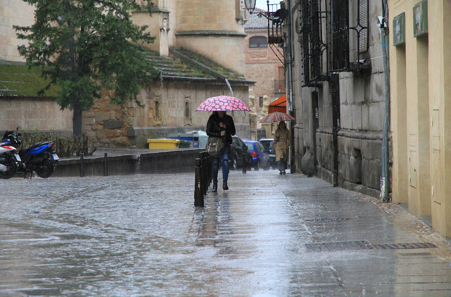 Fotos: Llueve con intensidad en Segovia