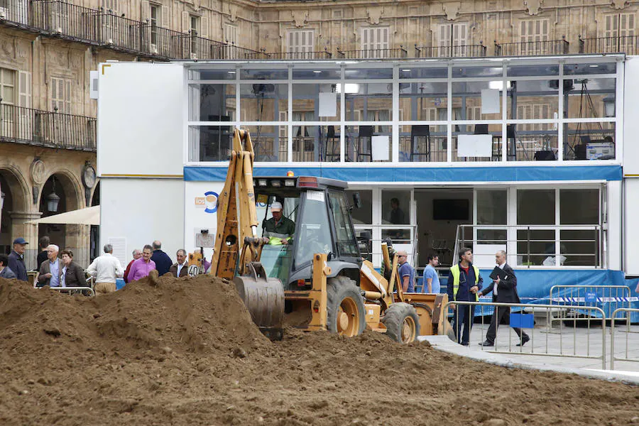 Los trabajos para devolver a la plaza la estética de los años 30 para rodar parte de la nueva película de Alejandro Amenábar, sorprenden a la ciudad