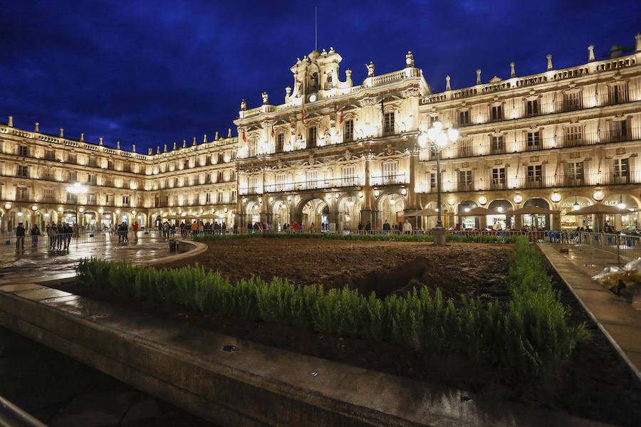 Los trabajos para devolver a la plaza la estética de los años 30 para rodar parte de la nueva película de Alejandro Amenábar, sorprenden a la ciudad