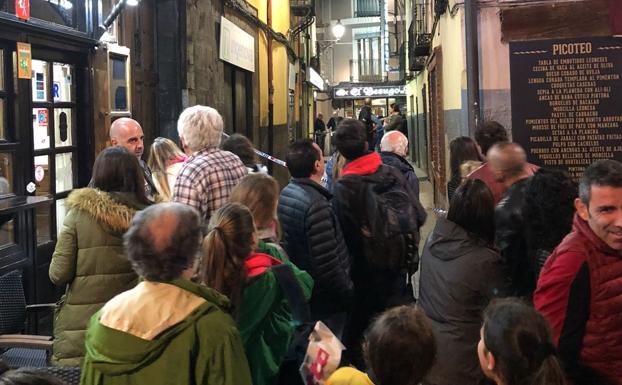 Galería. Multitud de curiosos se agolpan para ver qué sucede en la Calle Carnicerías.